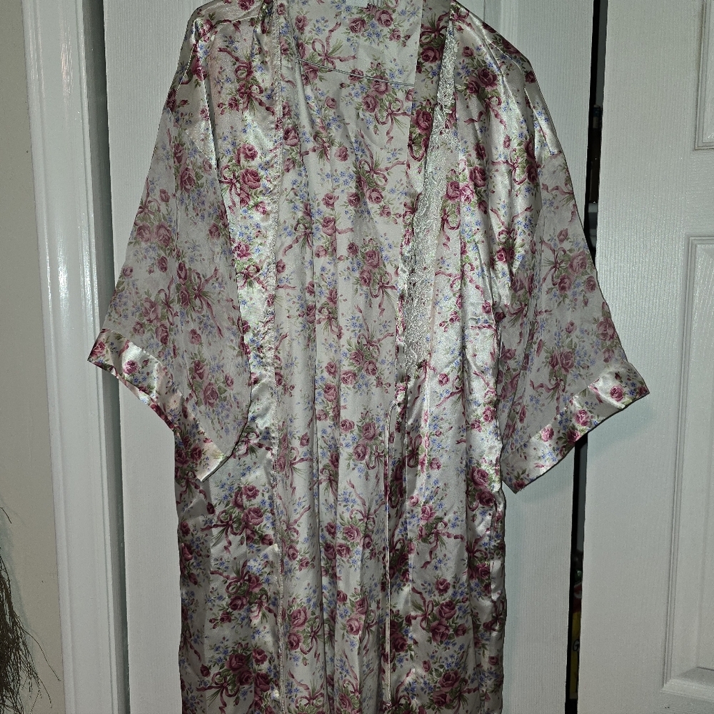 Vintage Bali Studio Collection Floral Satin Kimono Robe